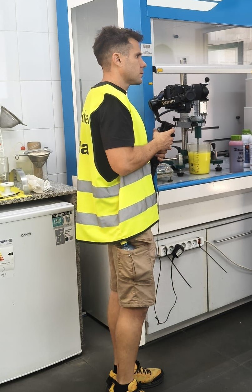 Manu de la Torre grabando en planta industrial